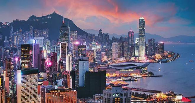 阳光下的李明，香港街头青春眺望